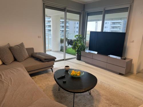 Netanya Apartamento | Prince Palace Poleg Beach 4BR 150M Ir Yamim