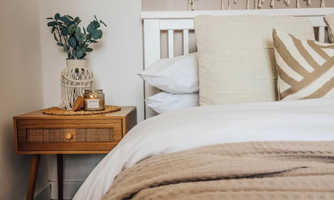 Riverside Apartamento | Principality View Apartment Two, by Solace Stays
