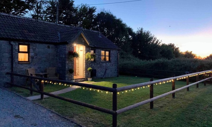 Kewstoke Casa | Priory View (Cosy & Characterful, Seaside Cottage, Dog Frien