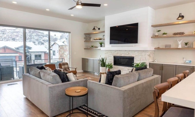 Deer Mountain Casa | Pristine 3BR w/ Hot Tub - 15min to Park City!