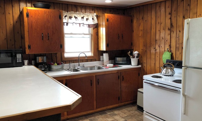 Otis Cabina | Pristine Beech Hill Pond Cabin Near Acadia National Park