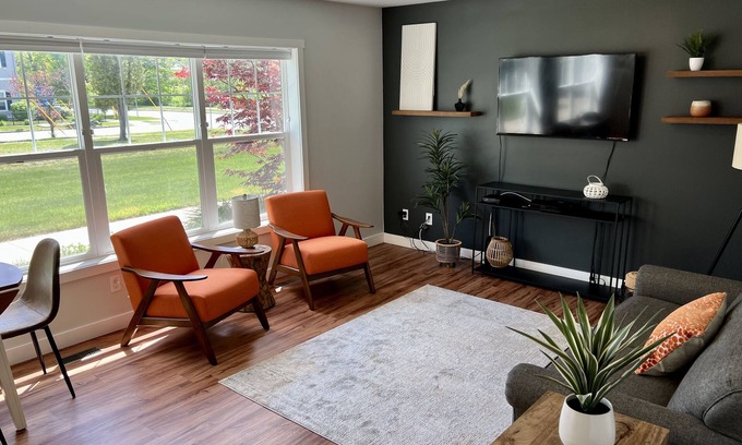 Traverse City Condominio | Pristine Condo, Close to Downtown, Beaches, GT Commons, and Restaurants