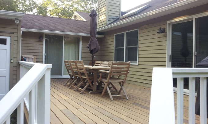 Clearwater Beach Casa | Pristine East Hampton Getaway! ¡Camina hasta la playa privada! Enorme ducha al aire libre!