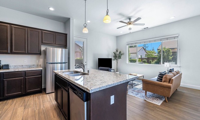 Raisin Casa | Pristine Luxury Home #3 - Walk to Restaurants