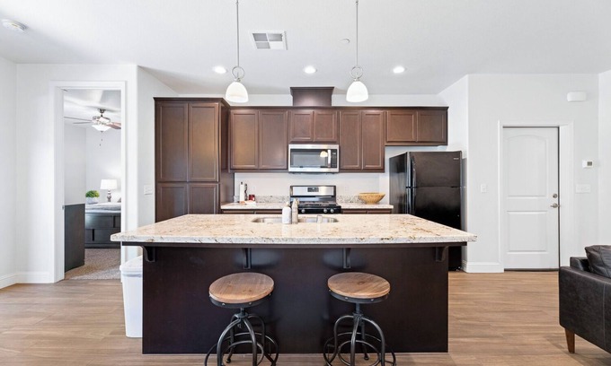 Raisin Casa | Pristine Luxury Townhouse for Professionals