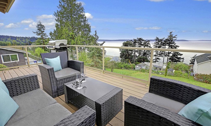 Camano Island Casa | Pristine modern home with sweeping water views