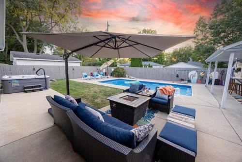 Normal Casa | Pristine Oasis, Hot tub, Pool bar, Bags,Fire-Table