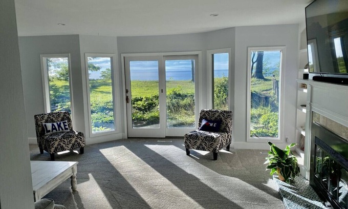 Riverside Casa | 🌅Pristine Private Lakefront⛵️Hot Tub♨️, Fire Pit🪵, WIFI & AC! 🛥️
