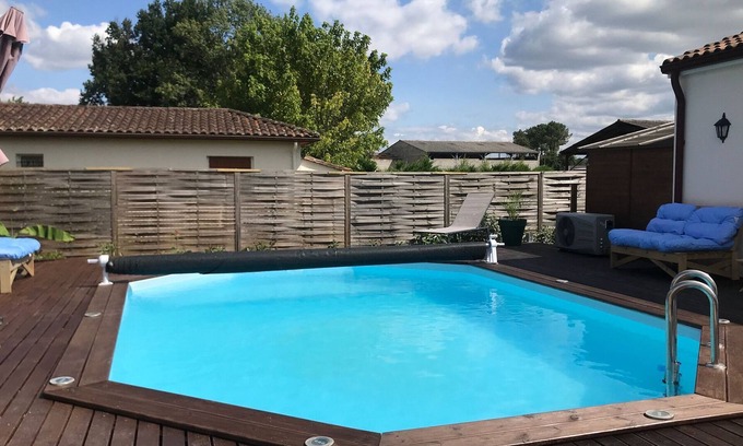 Saint-Medard-de-Guizieres Cabaña | Acogedora habitación en casa de familia con piscina, cerca de Saint-Emilion.