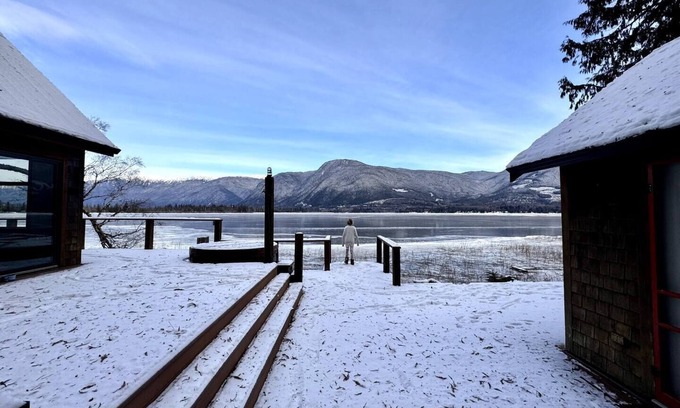 Lakelse Cabina | Privacy & absolute lakefront with Hot-Tub & Outdoor Sauna - relax & recharge!