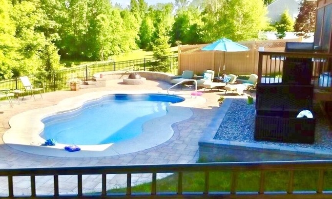 Saratoga Springs Casa | Privacidad y vegetación a solo 3 millas del hipódromo de Saratoga con gimnasio privado en la piscina