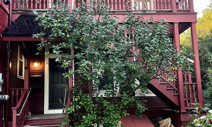 North Adams Apartamento | Private 1-bedroom apartment in enchanting North Adams with WiFi.