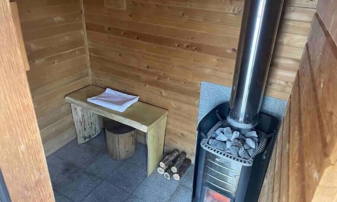 Plainwell Apartamento | Private 1 bedroom apartment with private deck and sauna close to ski resorts