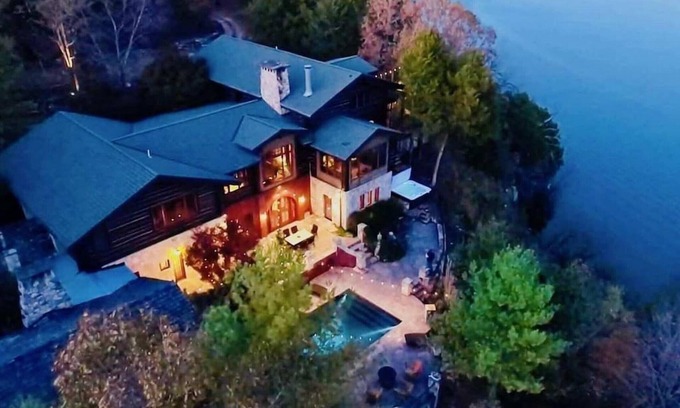Kirbyville Casa | PRIVATE 10,000 SqFt lakefront log estate w. Pool - Golfers Retreat - Close to Big Cedar!