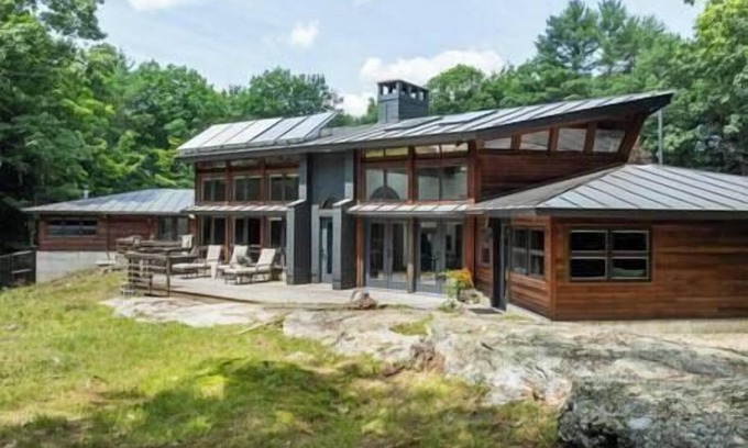 Norway Casa | Private 10+ Acre Sanctuary!! Custom Home in Norway