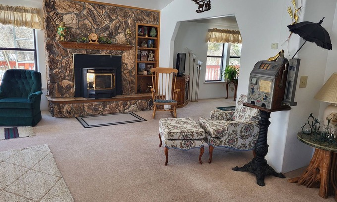 Robertson Casa | Private 10-room house. Safe, Secluded, Surrounded by lakes, rivers, & creeks!