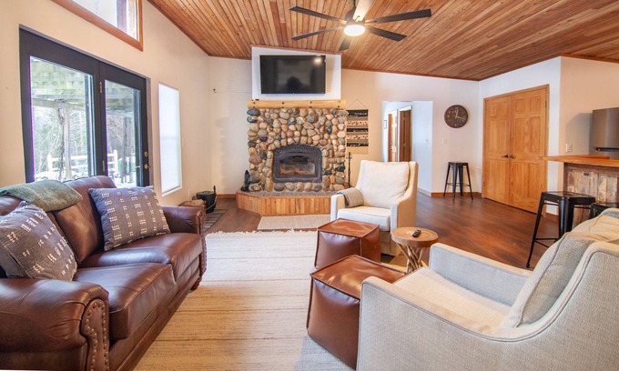 Lake Township Cabina | Private 11 acres .7 Mi to Crystal Lake Public launch | 3 Min to Downtown Beulah