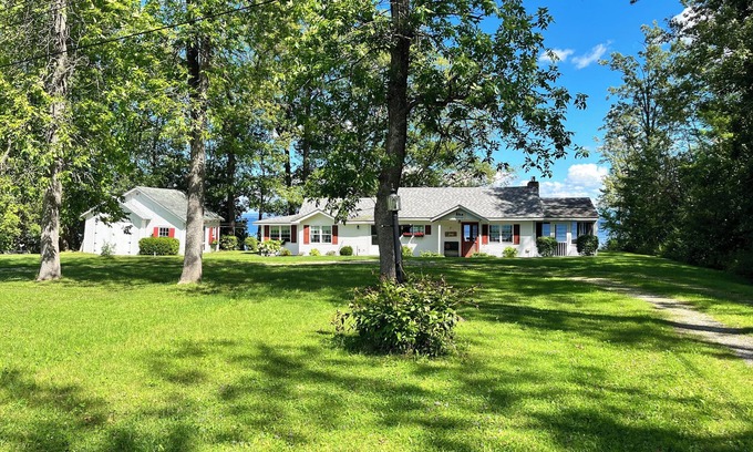 Willsboro Cabaña | Private 151’ waterfront cottage, 3+bedrooms, two enclosed porches in Willsboro