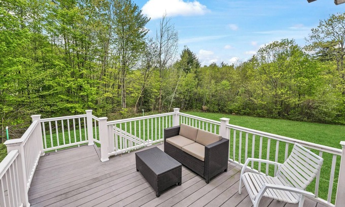 Woodstock Apartamento | Private 1BD in Heart of White Mtns: Balcony, River Access, Full Kitchen & More