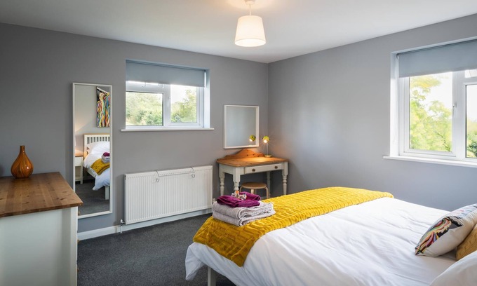 Poltimore Cabaña | Private 2 Bed Country Cottage - Parking & 1/2 Acre Garden