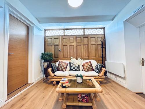 Potters Bar Apartamento | Private 2 Bed Guest House - Van Parking, M25 & A1 connections