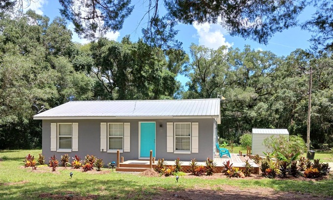 Old Town Casa | Private 2-bedroom house close to blue springs.FREE WIFI