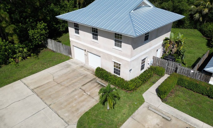 Stuart Casa | Alquiler privado de temporada de 3 dormitorios y 2 baños en Tropical Oasis en Stuart FL