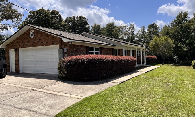 Florida Panhandle Casa | Private 3 Bed, 2 Bath Home on 1 Acre with a Fireplace