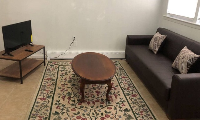 Perth Amboy Casa | Private 3 bedroom and 1 bathroom house with direct NYC Manhattan train a 15 minute walk away