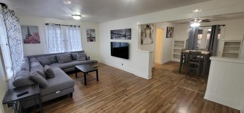 Harbor Gateway North Apartamento | Private 3 bedroom Home in Los Angeles-Gardena, California