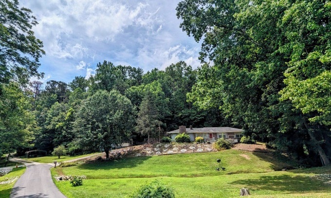 Oconee County Casa | Private 3-bedroom house sleeps 8~creek & pool table