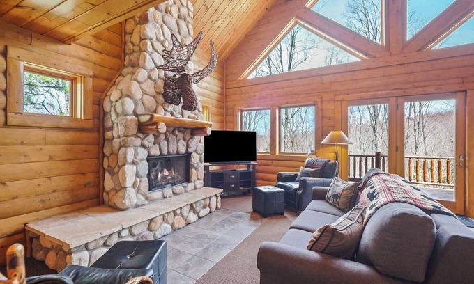 Boyne City Cabina | Private 3 BR Mountain Cabin | Ski-In/Ski-Out | Sleeps 12 | Balcony Deck