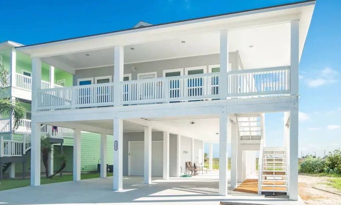 Port Aransas Casa | Private 3 BR Stilt Home, Shared Pool, 5-minute drive to the Beach, Dogs OK!