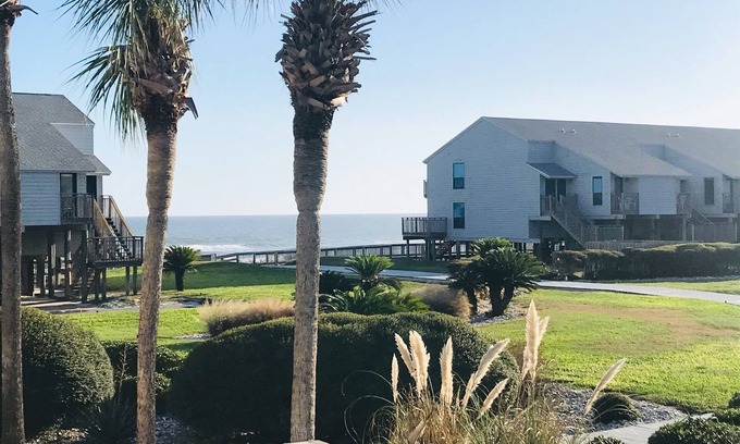 East End Casa | Private 300 Ocean Mile Community with Pool