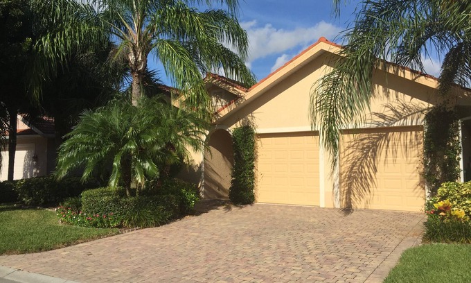 Central Naples Casa | Villa privada 3BR 3BA en una hermosa comunidad cerrada estilo centro turístico cerca de una playa