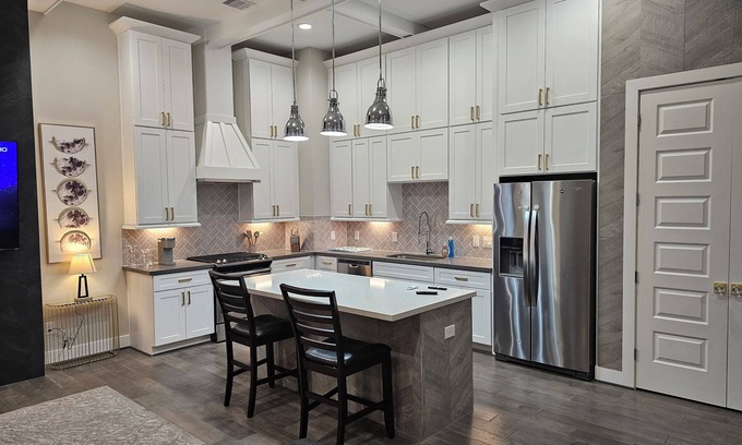 Spring Branch Central Casa | Private 3BR Luxury Home 2021 Built - Near Memorial - 2-Car Garage + Patio Grill