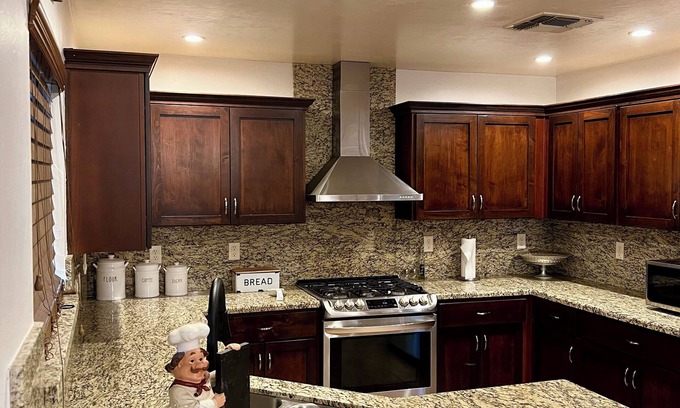 Green Valley Casa | Private 4bd 2ba, Kbed, 5TVs, 2 65” tv, 6beds,AC, WiFi, 2 Story Home