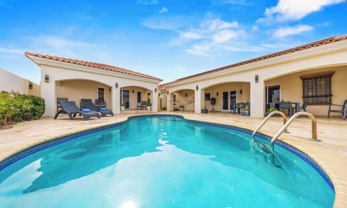 Gold Coast Villa | Private 4BR Villa + Pool & BBQ in Noord