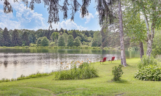 Grove City Casa | Private 5-Acre Lake: Pet-Friendly Grove City Home