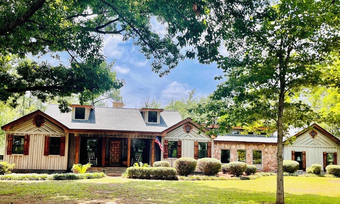 Shorterville Otro | Private 5-bedroom Retreat Farmhouse on 232 acres Early County GA, Pool, Porches