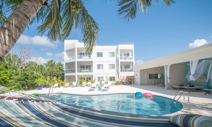 West Bay Condominio | 4BR de lujo de siete millas de playa, dormir 10 vistas a la piscina. Vista al mar desde la terraza