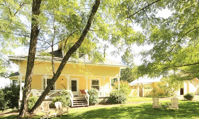 Cloverdale Otro | ¡Rancho histórico privado de más de 800 acres - 2 casas entre viñedos, granero y vistas!