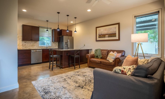Hancock Casa | Private 872 sq ft guesthouse, off street parking, walk to UT