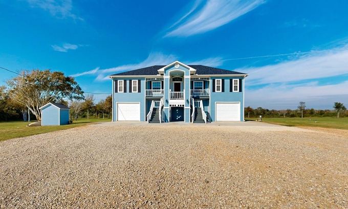 Texas Gulf Coast Region Casa | Private acreage next to the bayou with kayaks, porches, open layout, W/D, & AC