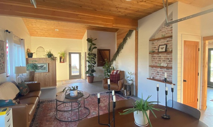 Carlton Casa | Private and charming space in Wine Country, a perfect wine tasting base camp.