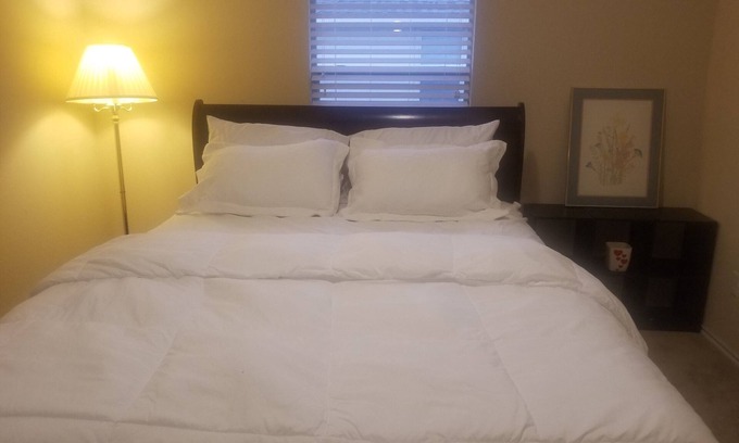 Pflugerville Cama Y Desayuno | Private and comfortable hideaway room: upstairs fully decorated & self contain.