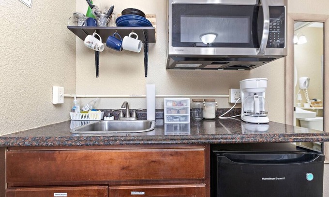 Paola Apartamento | Private and cozy apartment in small town Kansas!