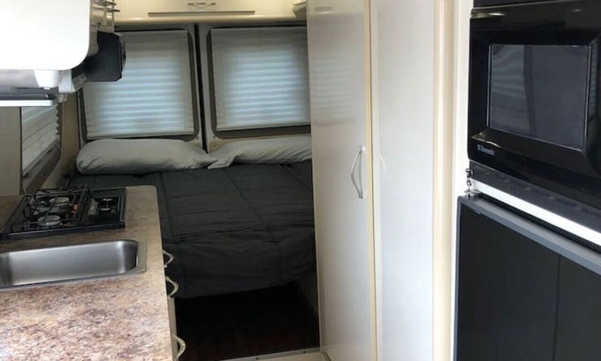 Linden Casa | Private and cozy RV with full hookups in a convenient area with direct bus to NYC Manhattan only 2 blocks away