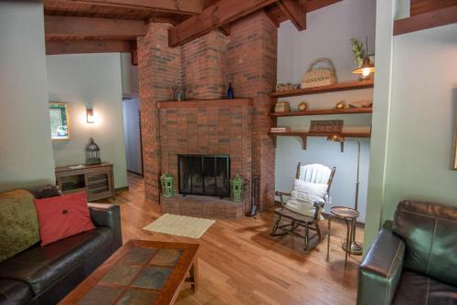 Grassy Creek Casa | Private and Modern Blue Ridge Mountain Chalet- Sleeps 6 Dogs Welcome