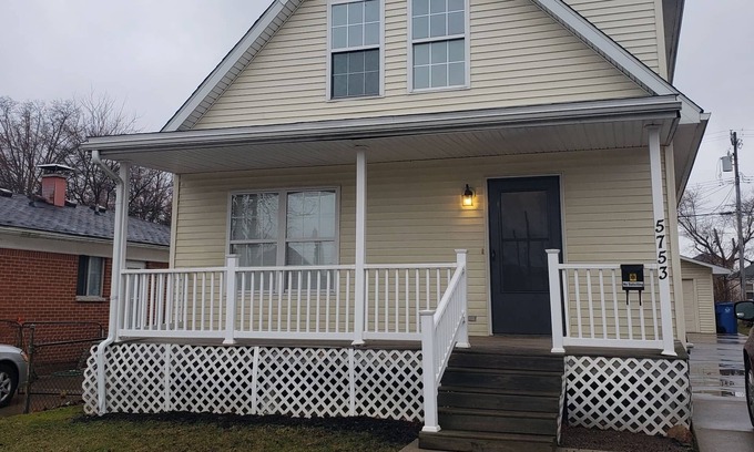 Dearborn Heights Casa | Private and quiet for families and business travelers.